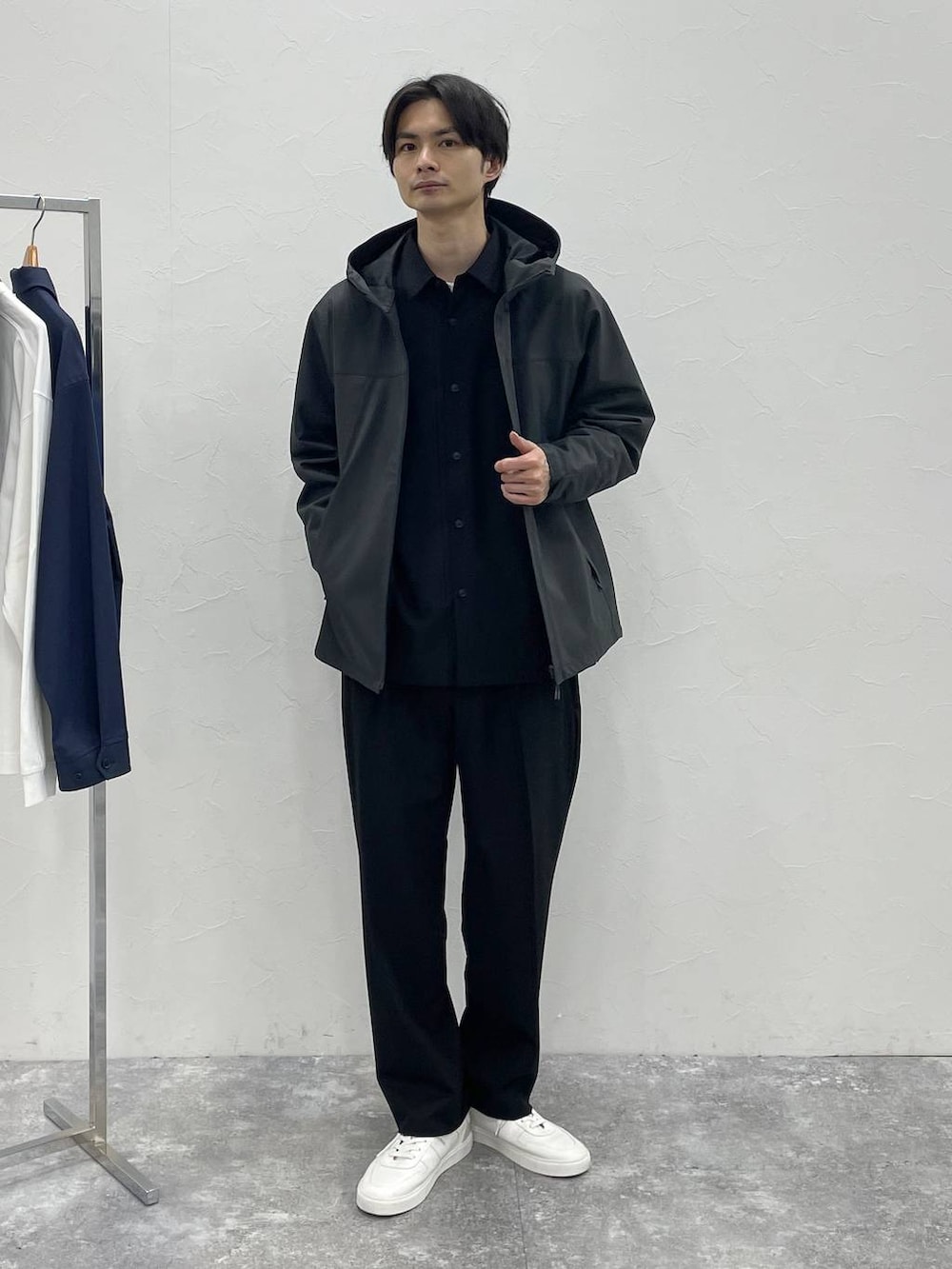 グレー系のマウンテンパーカー、ブラック系のシャツ/ブラウス、ブラック系のスラックスを着用したメンズの冬コーディネートの2枚目の写真