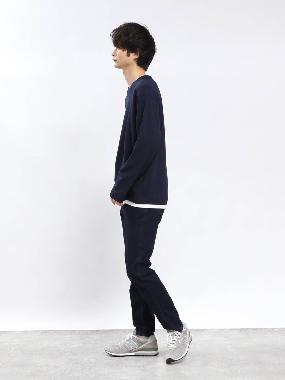 ブルー系のデニムパンツ、ブルー系のTシャツ/カットソーを着用したメンズの春コーディネートの2枚目の写真