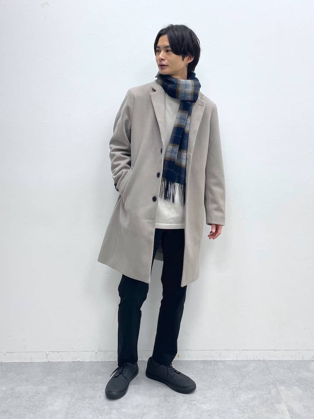 ベージュ系のチェスターコート、ブラック系のその他パンツ、ブラック系のローファーを着用したメンズの冬コーディネートの3枚目の写真