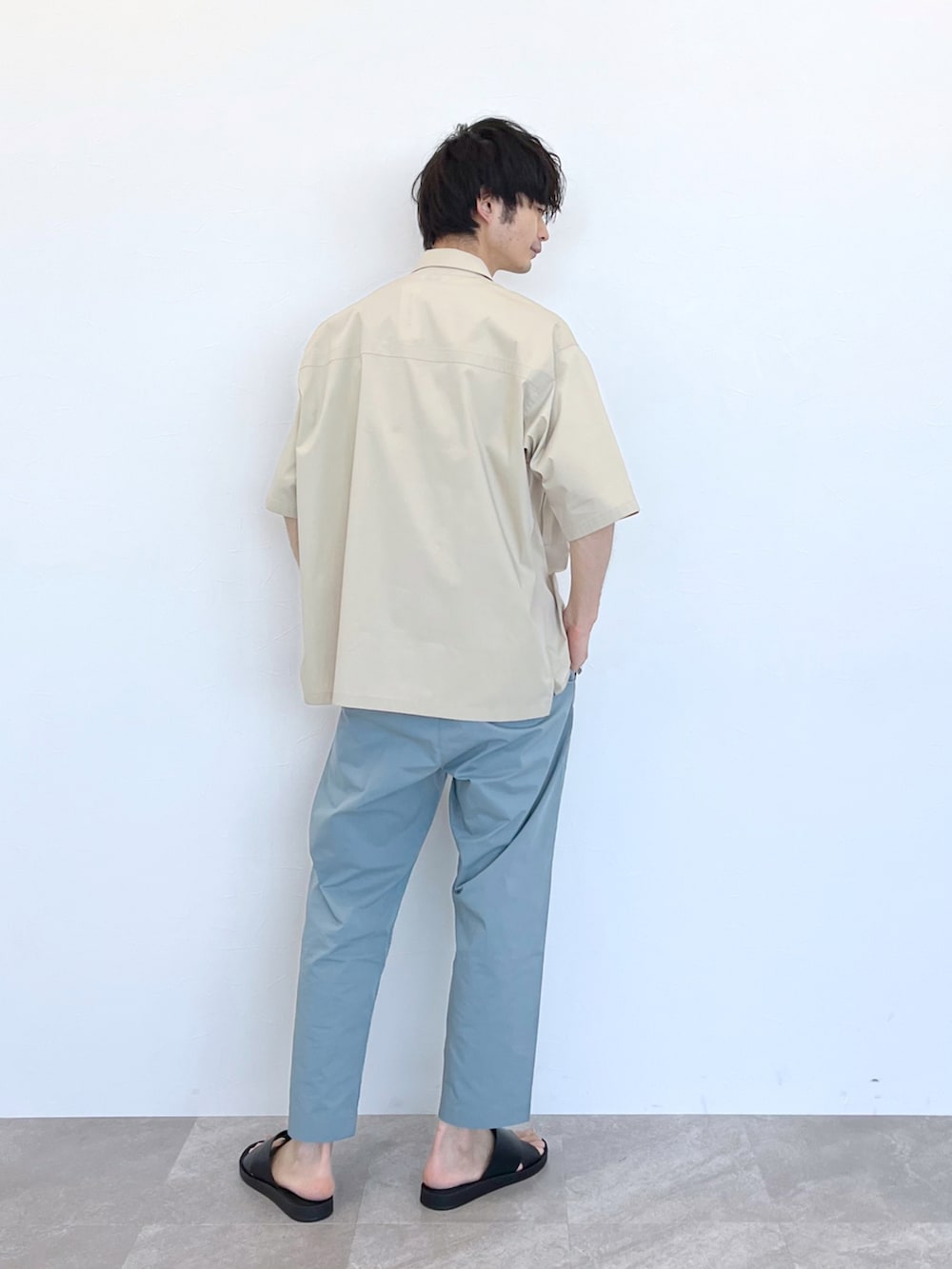 ブラック系のサンダル、ブルー系のその他パンツ、ベージュ系のシャツ/ブラウスを着用したメンズの夏コーディネートの3枚目の写真