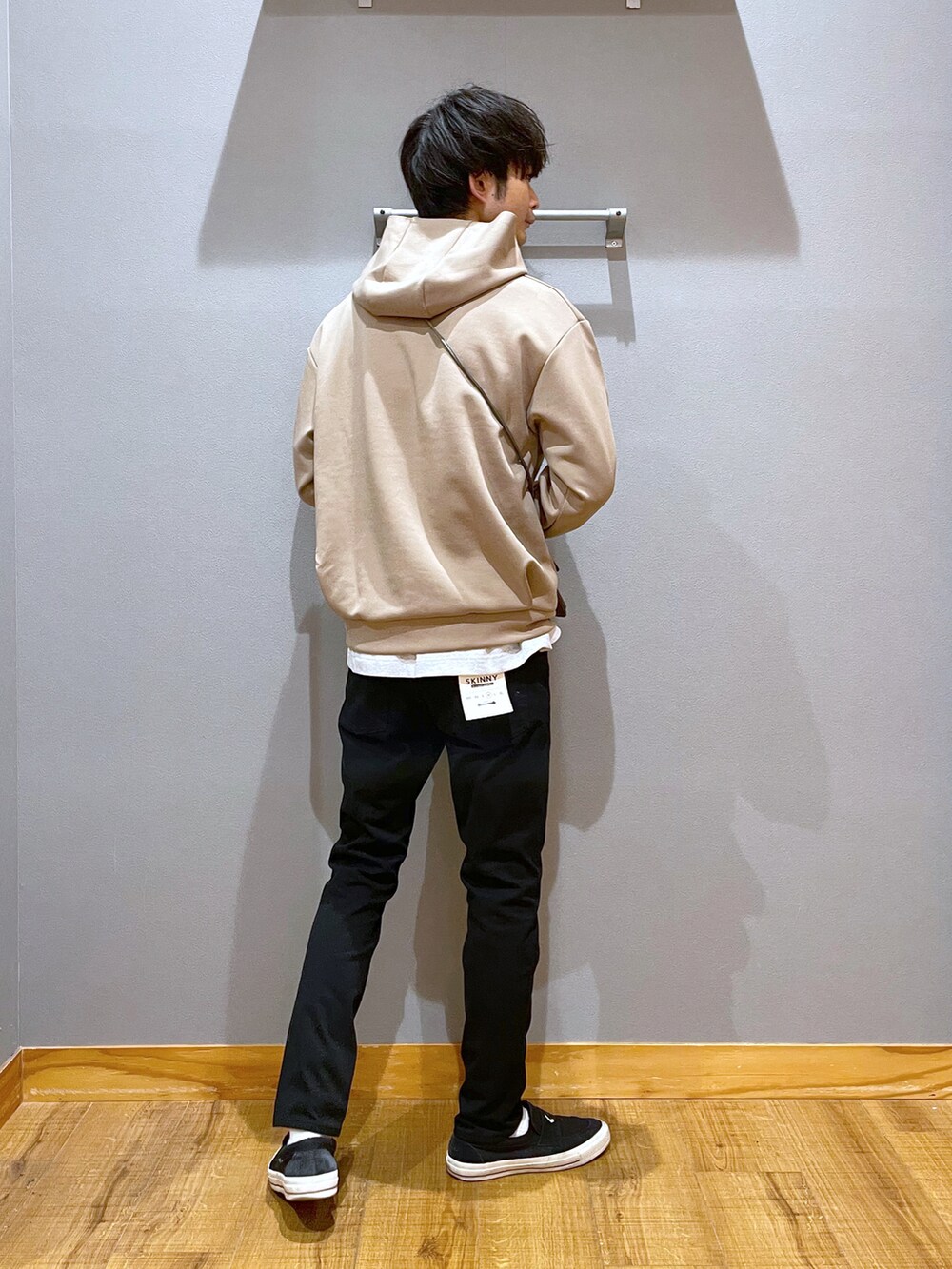 ブラック系のその他パンツ、ホワイト系のTシャツ/カットソー、ベージュ系のパーカーを着用したメンズの春コーディネートの4枚目の写真