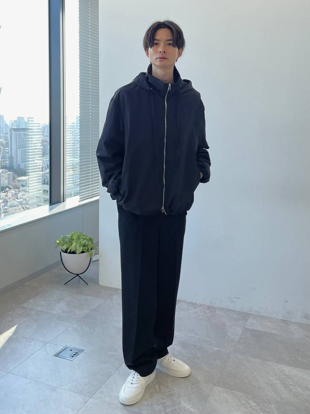 ブラック系のスラックス、ブラック系のブルゾンを着用したメンズの冬コーディネートの3枚目の写真