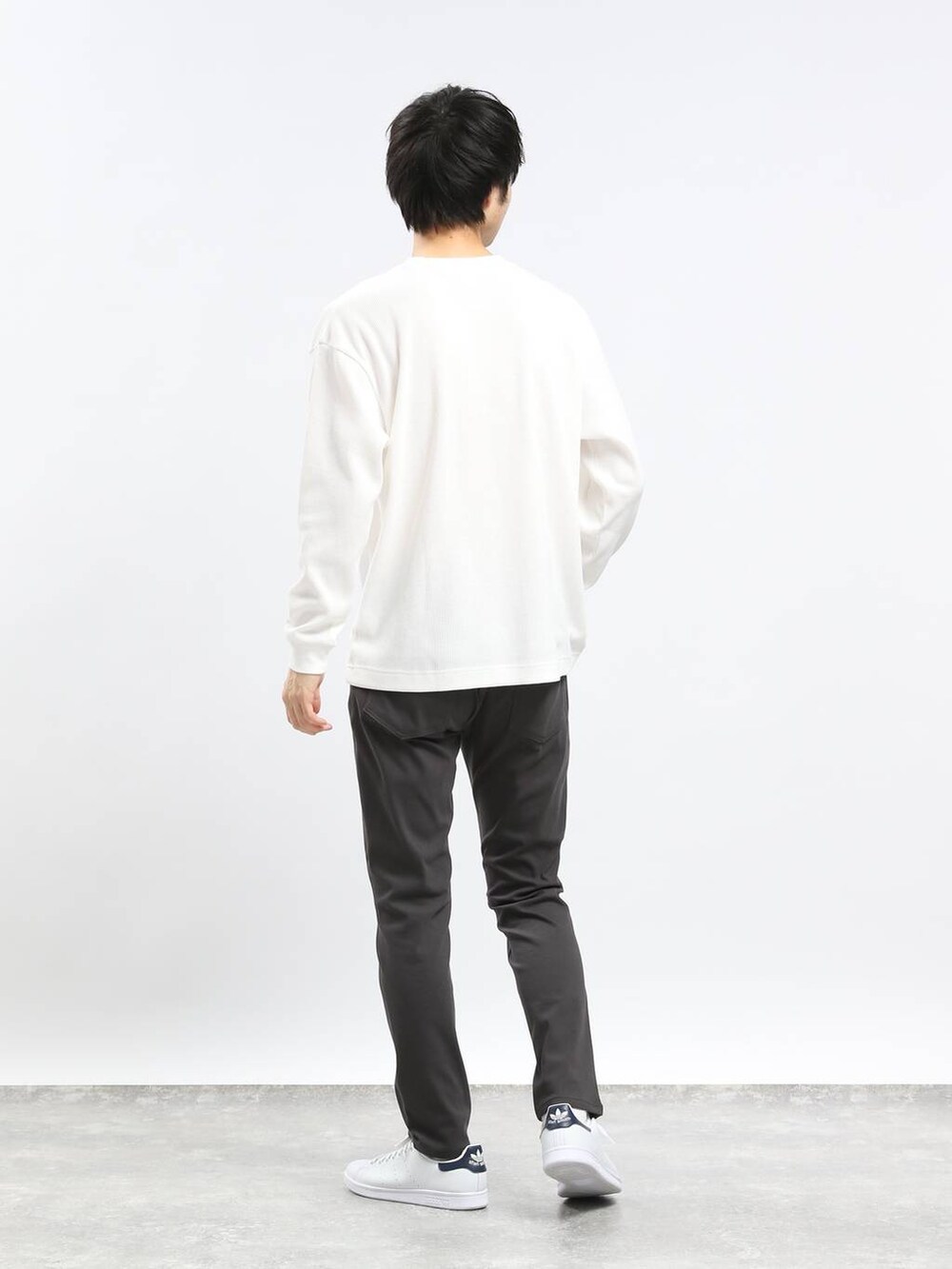グレー系のその他パンツ、ブルー系のシャツ/ブラウス、ベージュ系のTシャツ/カットソーを着用したメンズの春コーディネートの4枚目の写真