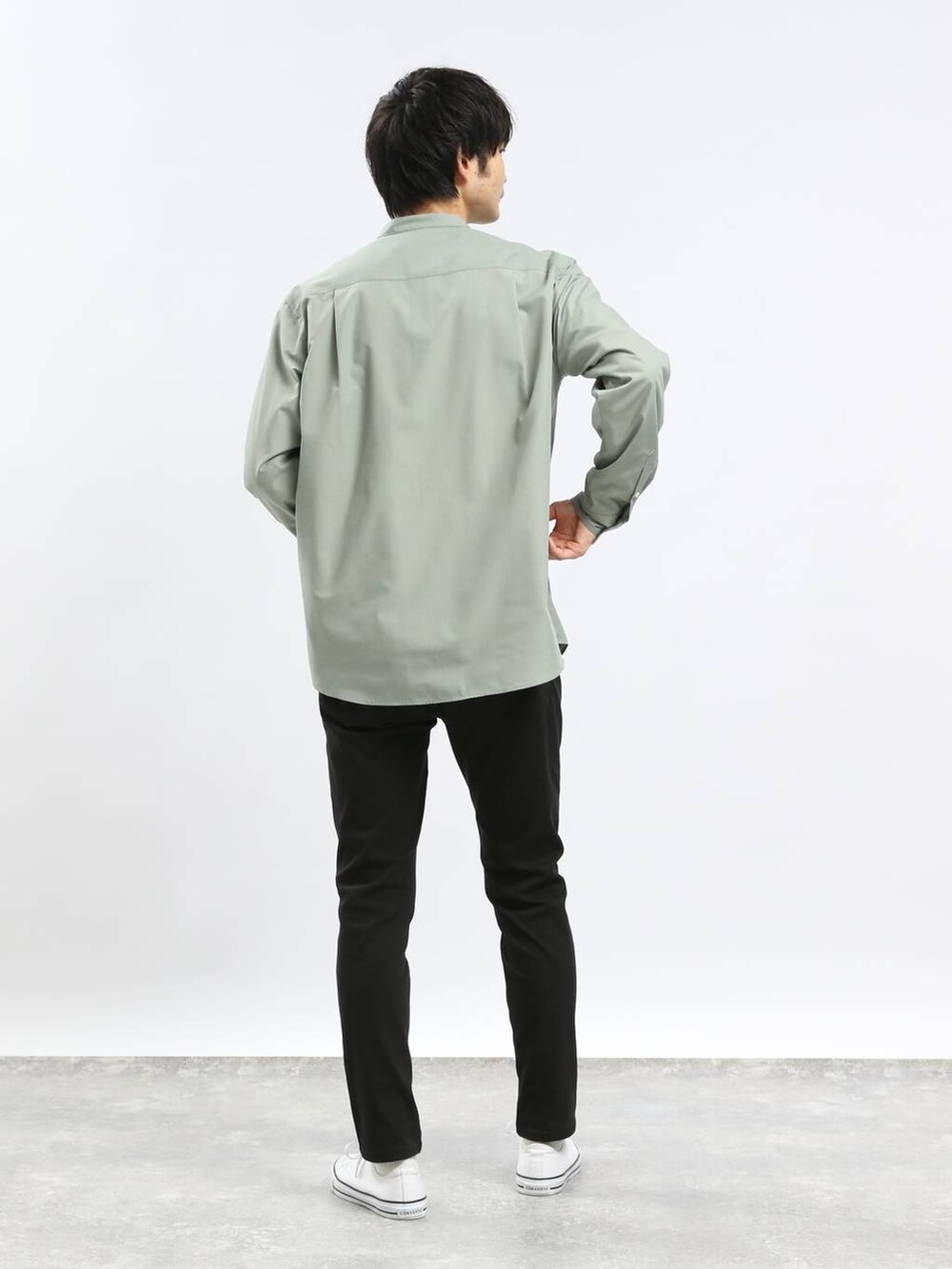 ブラック系のその他パンツ、グリーン系のシャツ/ブラウスを着用したメンズの冬コーディネートの3枚目の写真