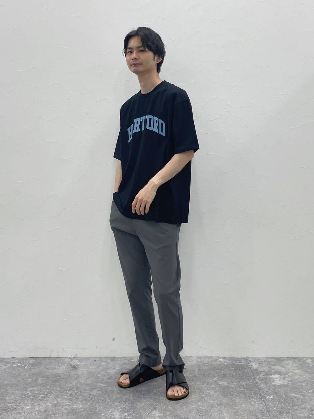 ブラック系のTシャツ/カットソー、グレー系のその他パンツを着用したメンズの夏コーディネートの2枚目の写真