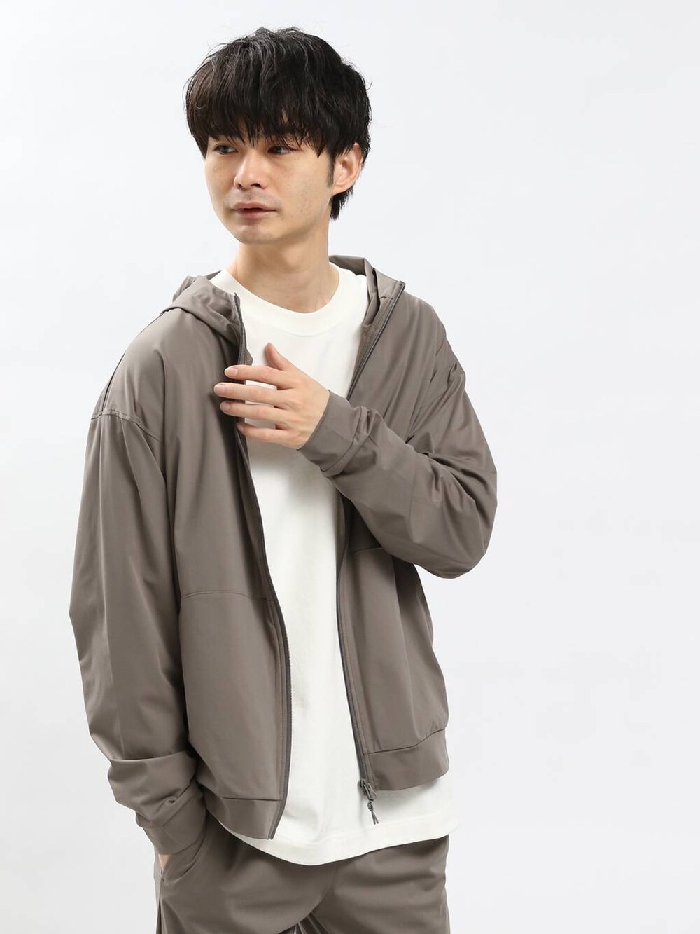 グレー系のその他パンツ、グレー系のパーカーを着用したメンズの春コーディネートの3枚目の写真
