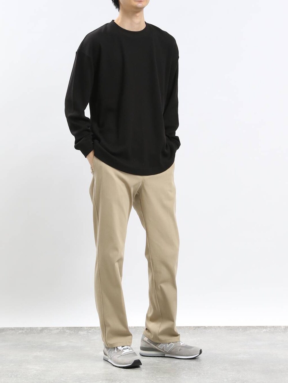 ブラック系のその他パンツ、グレー系のパーカー、ブラック系のTシャツ/カットソーを着用したメンズの春コーディネートの4枚目の写真