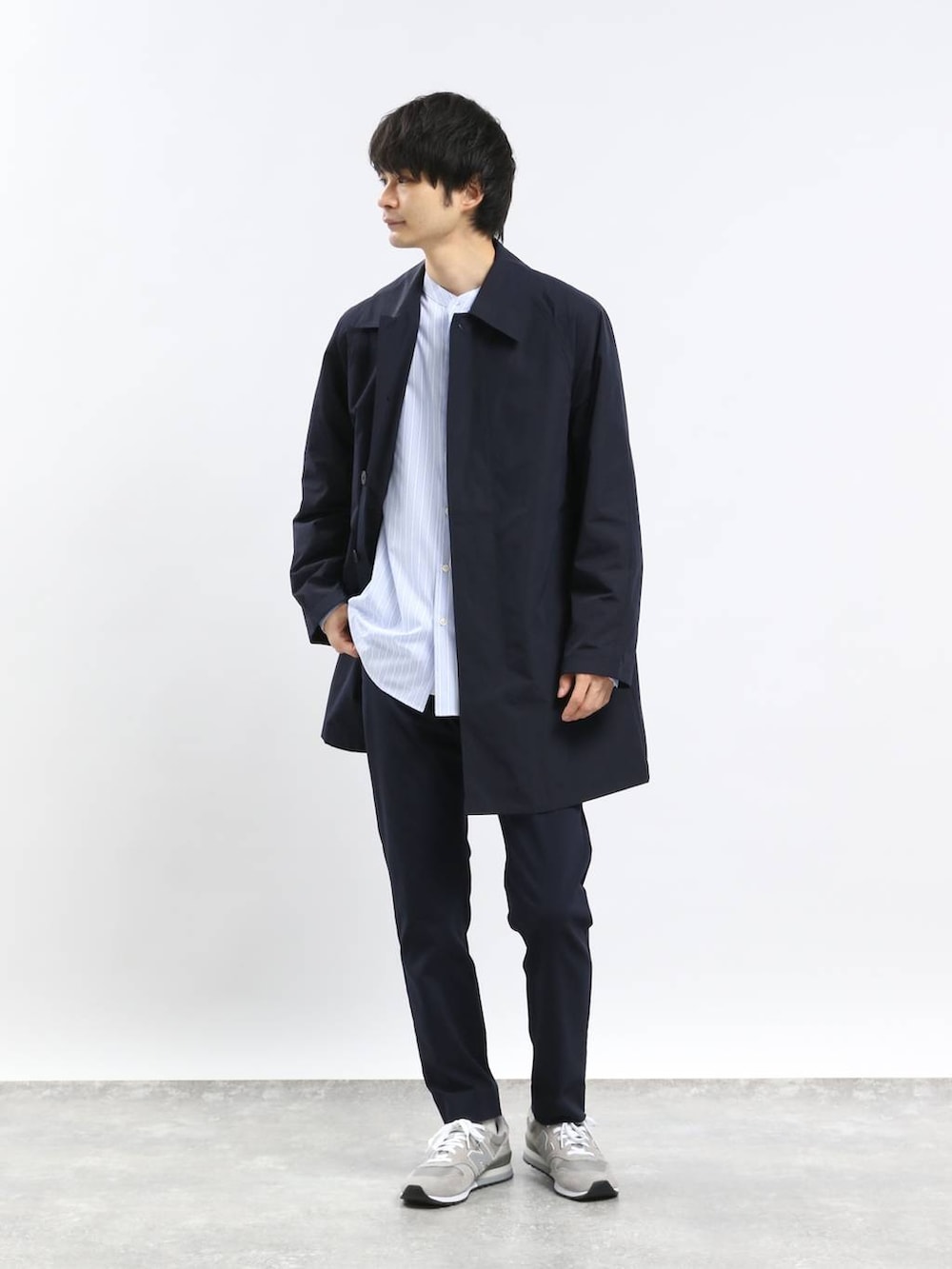 ブルー系のその他パンツ、ブルー系のステンカラーコート、ブルー系のシャツ/ブラウスを着用したメンズの冬コーディネートの2枚目の写真