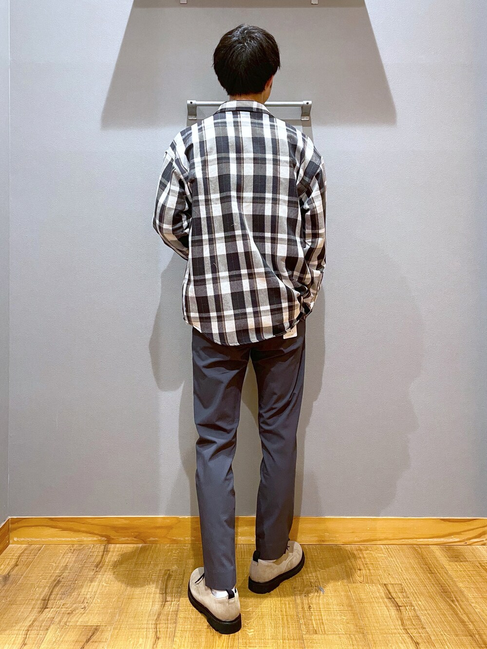 グレー系のその他パンツ、グリーン系のTシャツ/カットソー、グレー系のシャツ/ブラウスを着用したメンズの春コーディネートの3枚目の写真
