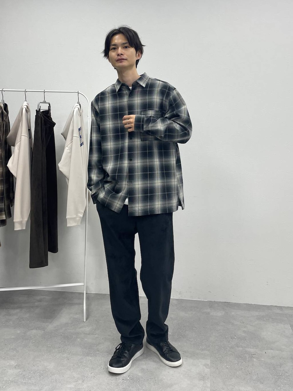 ブラック系のその他パンツ、ブラック系のシャツ/ブラウス、ホワイト系のTシャツ/カットソーを着用したメンズの秋コーディネートの2枚目の写真