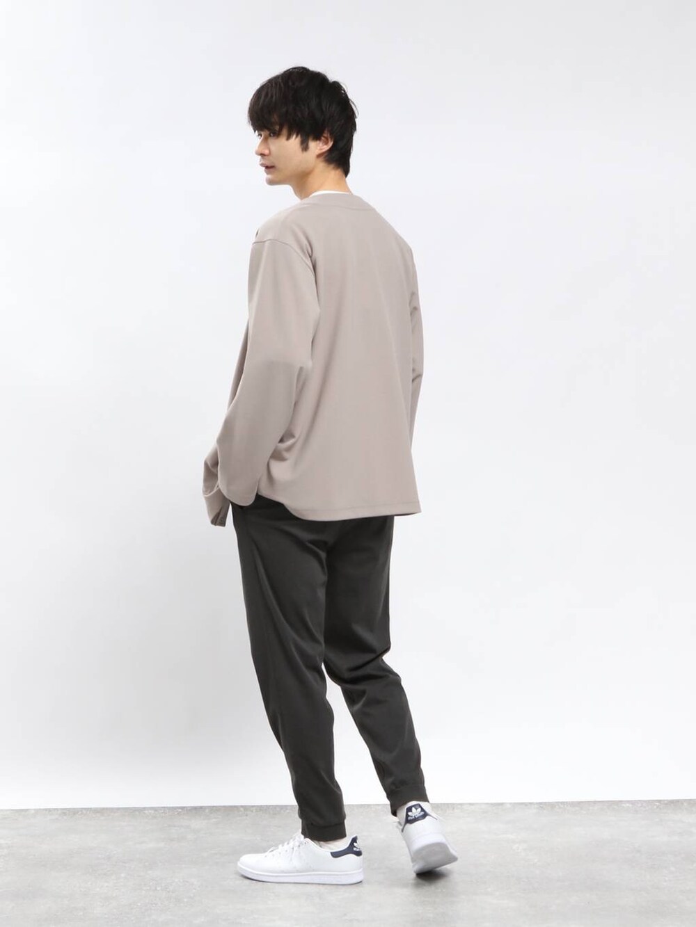 グリーン系のその他パンツ、ベージュ系のカーディガン/ボレロ、ホワイト系のTシャツ/カットソーを着用したメンズの春コーディネートの2枚目の写真