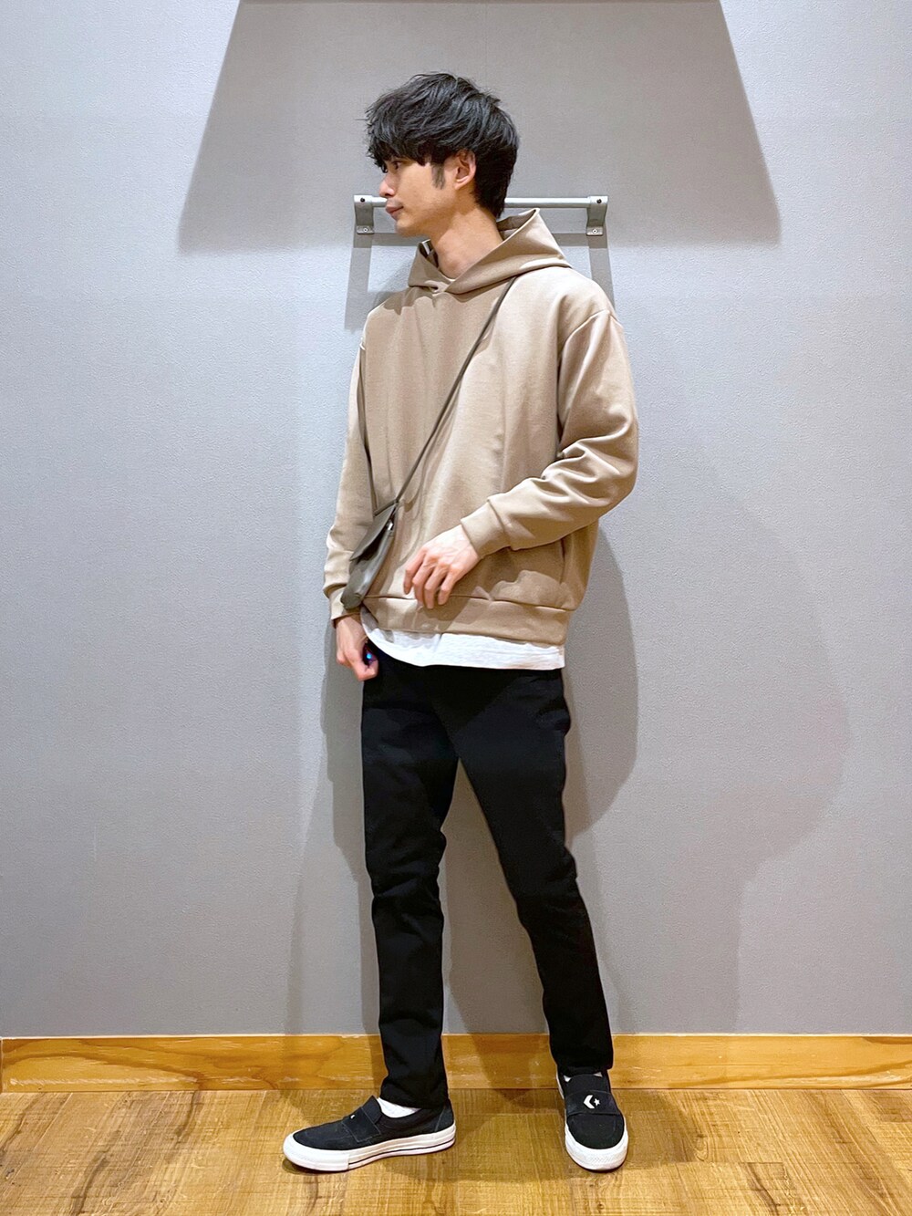 ブラック系のその他パンツ、ホワイト系のTシャツ/カットソー、ベージュ系のパーカーを着用したメンズの春コーディネートの2枚目の写真