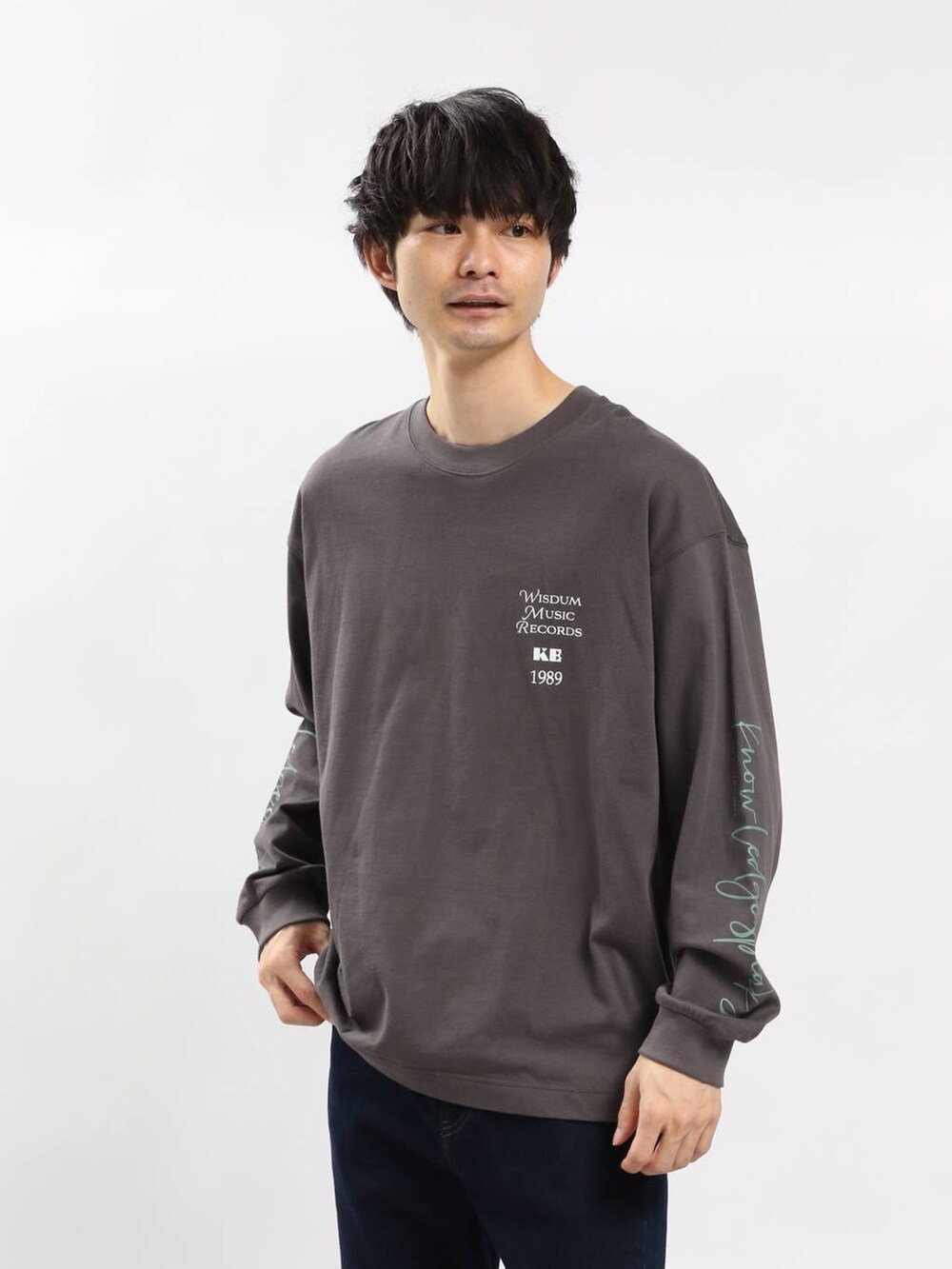 ブルー系のデニムパンツ、グレー系のTシャツ/カットソーを着用したメンズの冬コーディネートの4枚目の写真