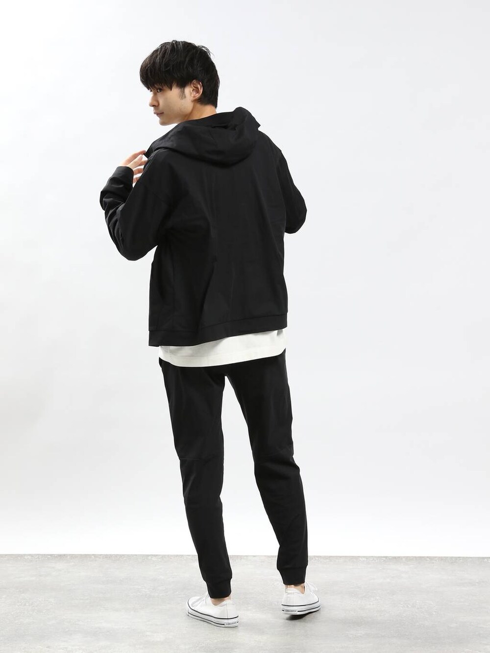 ブラック系のその他パンツ、ブラック系のパーカーを着用したメンズの春コーディネートの2枚目の写真