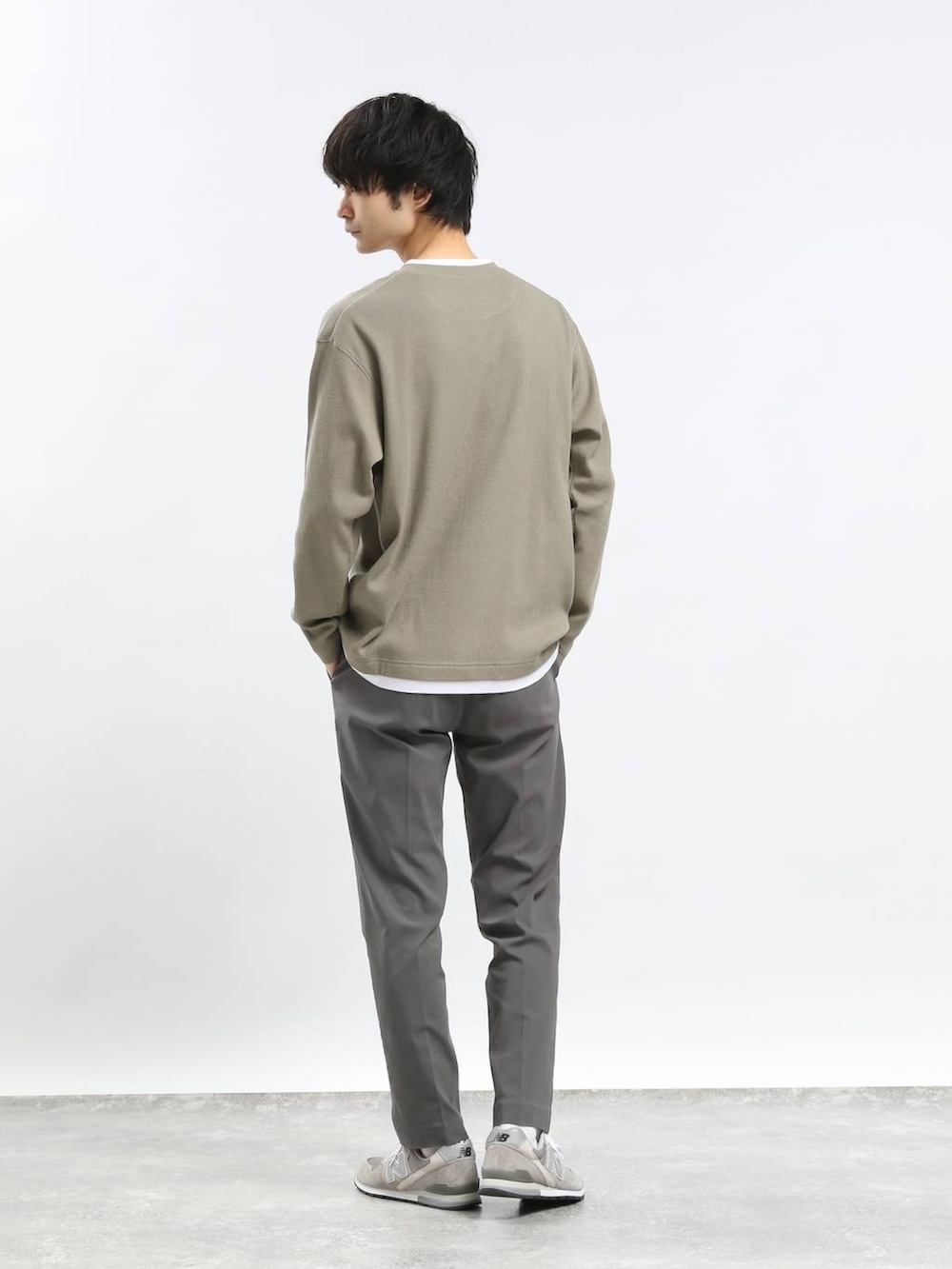 ブラック系のMA-1、グリーン系のTシャツ/カットソー、グレー系のその他パンツを着用したメンズの春コーディネートの5枚目の写真