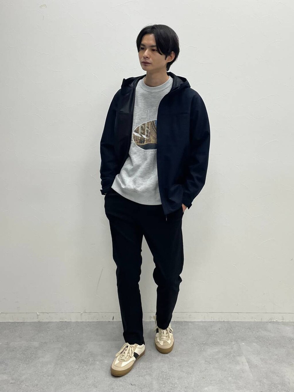 グレー系のスウェット、ブラック系のその他パンツ、ブルー系のマウンテンパーカーを着用したメンズの冬コーディネートの2枚目の写真