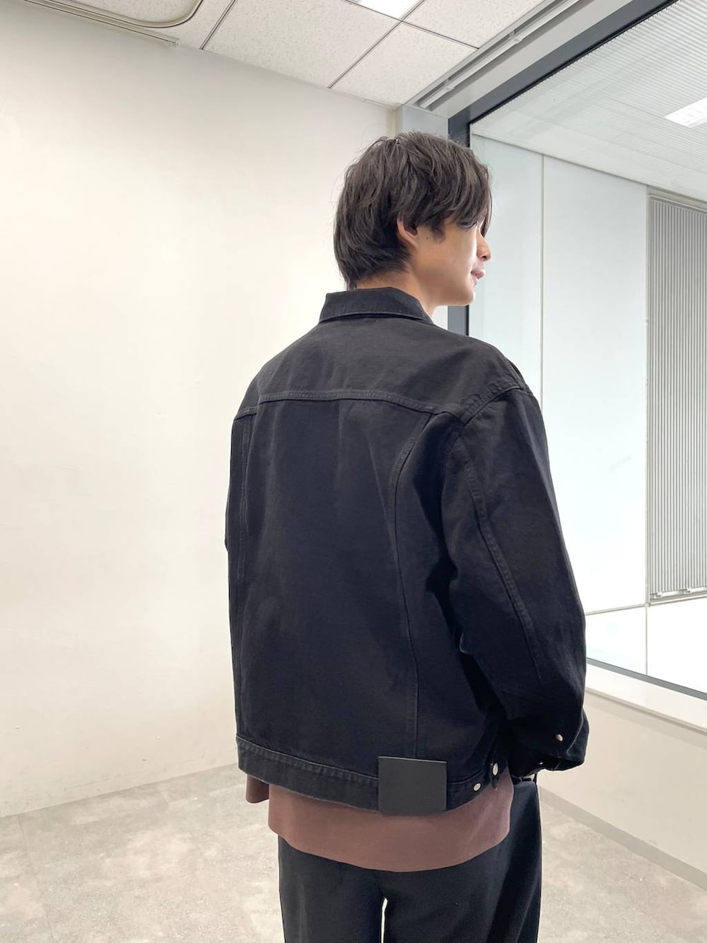 ブラウン系のTシャツ/カットソー、ブラック系のデニムパンツ、ブラック系のデニムジャケットを着用したメンズの冬コーディネートの3枚目の写真