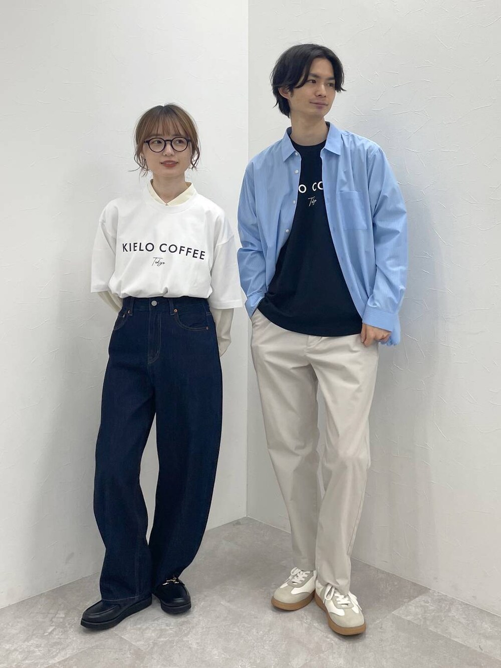 ベージュ系のスニーカー、ブルー系のシャツ/ブラウス、ホワイト系のその他パンツを着用したメンズの春コーディネートの2枚目の写真