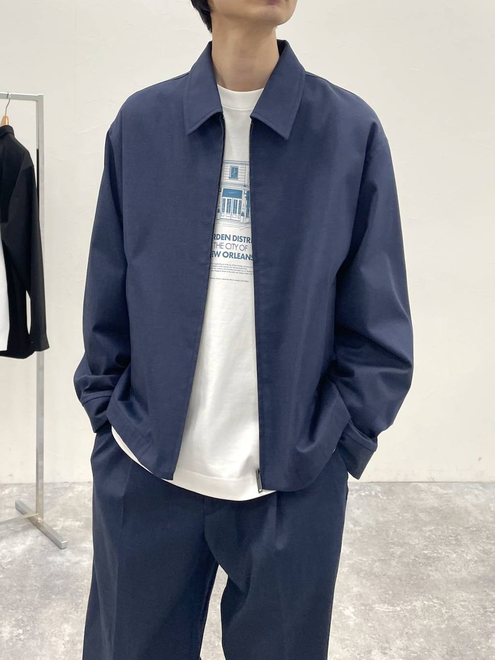 ブルー系のデニムパンツ、ホワイト系のTシャツ/カットソーを着用したメンズの冬コーディネートの3枚目の写真