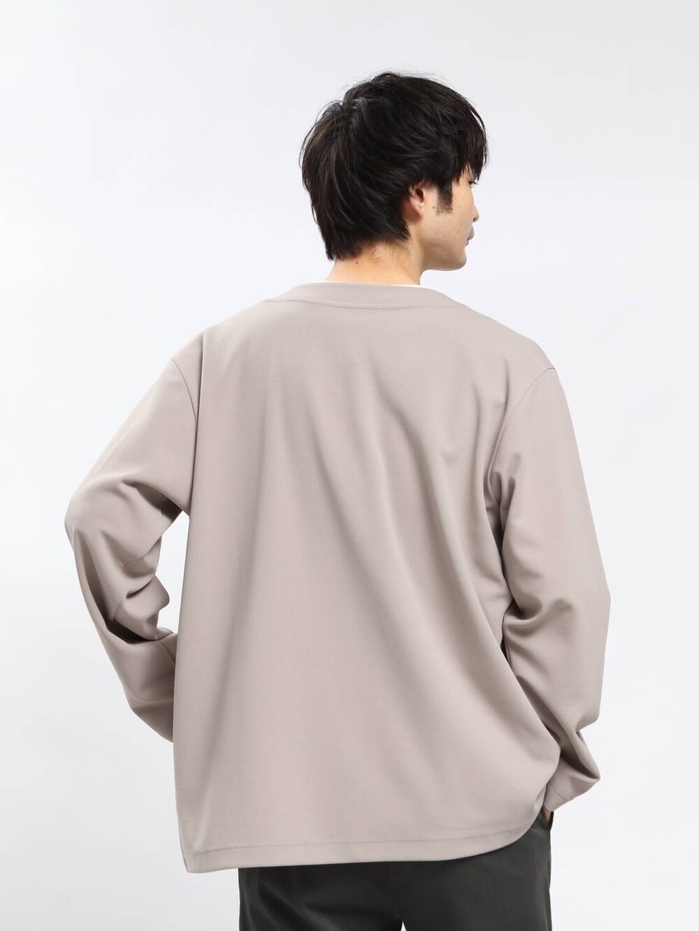 グリーン系のその他パンツ、ベージュ系のカーディガン/ボレロ、ホワイト系のTシャツ/カットソーを着用したメンズの春コーディネートの5枚目の写真