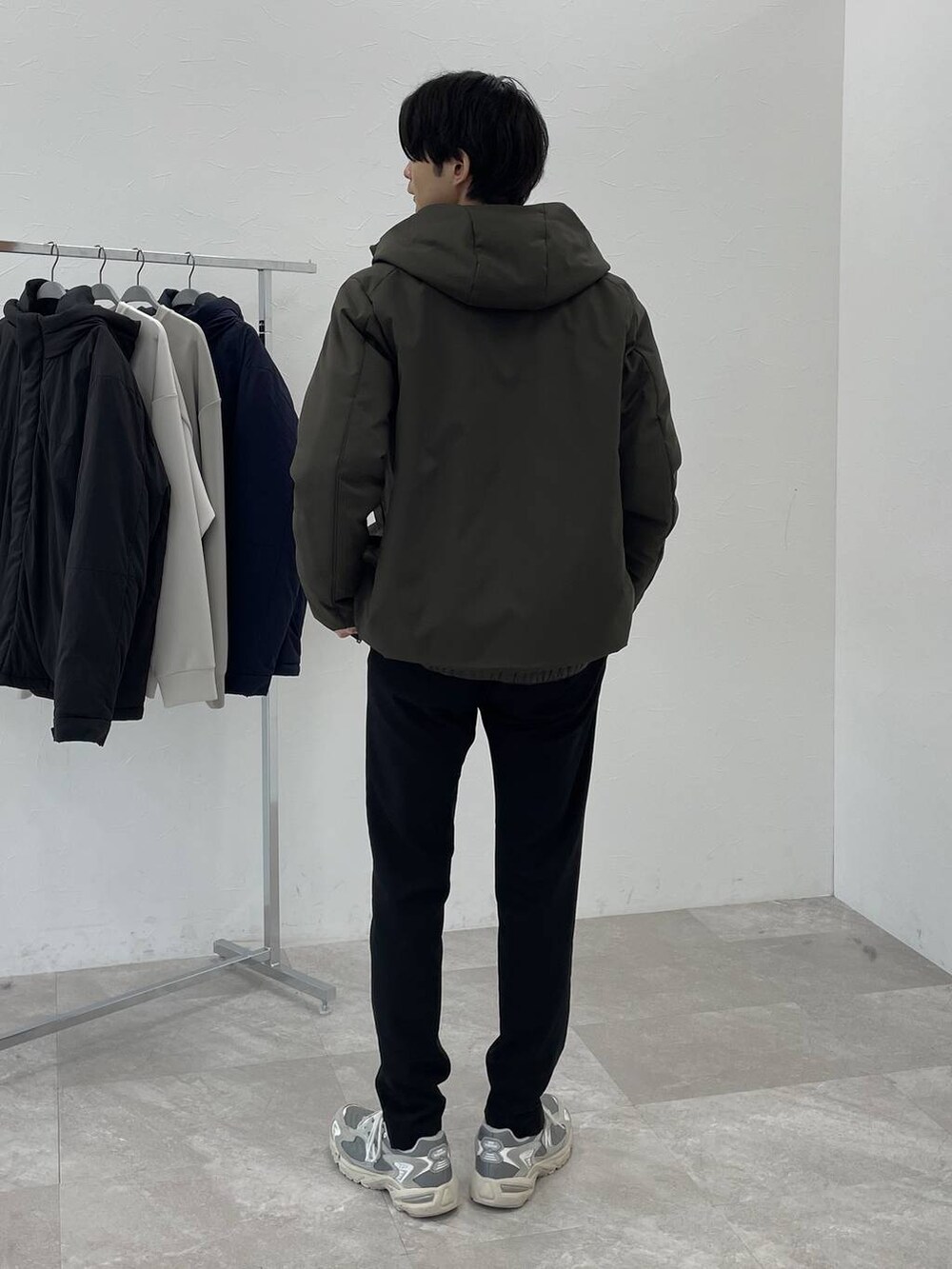 グリーン系のブルゾン、グレー系のスウェット、ブラック系のその他パンツを着用したメンズの冬コーディネートの3枚目の写真