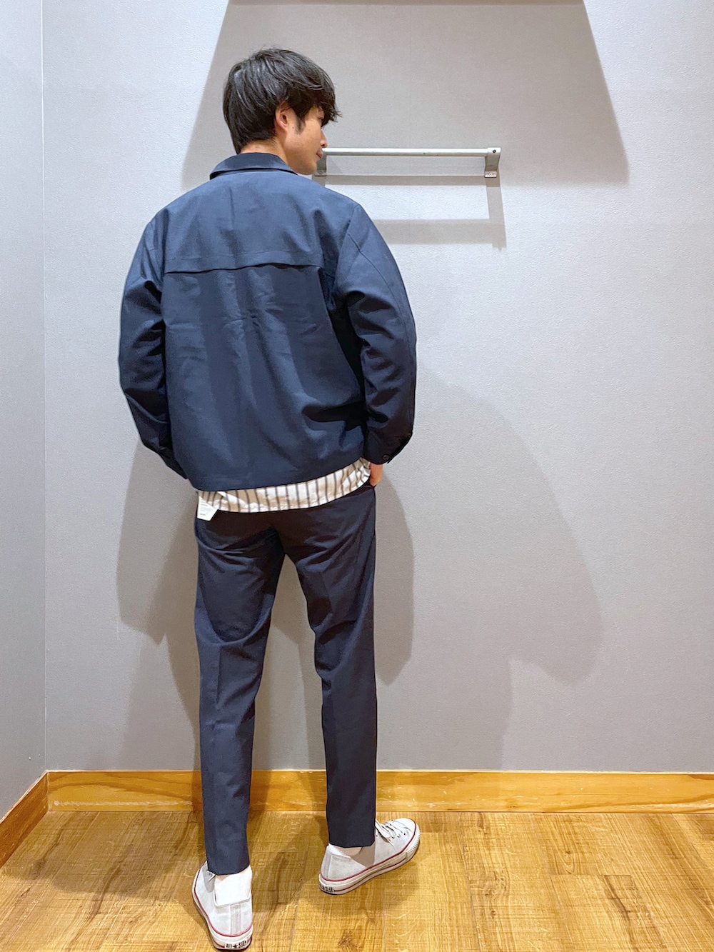 ブルー系のスラックス、ブルー系のブルゾン、グレー系のシャツ/ブラウスを着用したメンズの春コーディネートの3枚目の写真