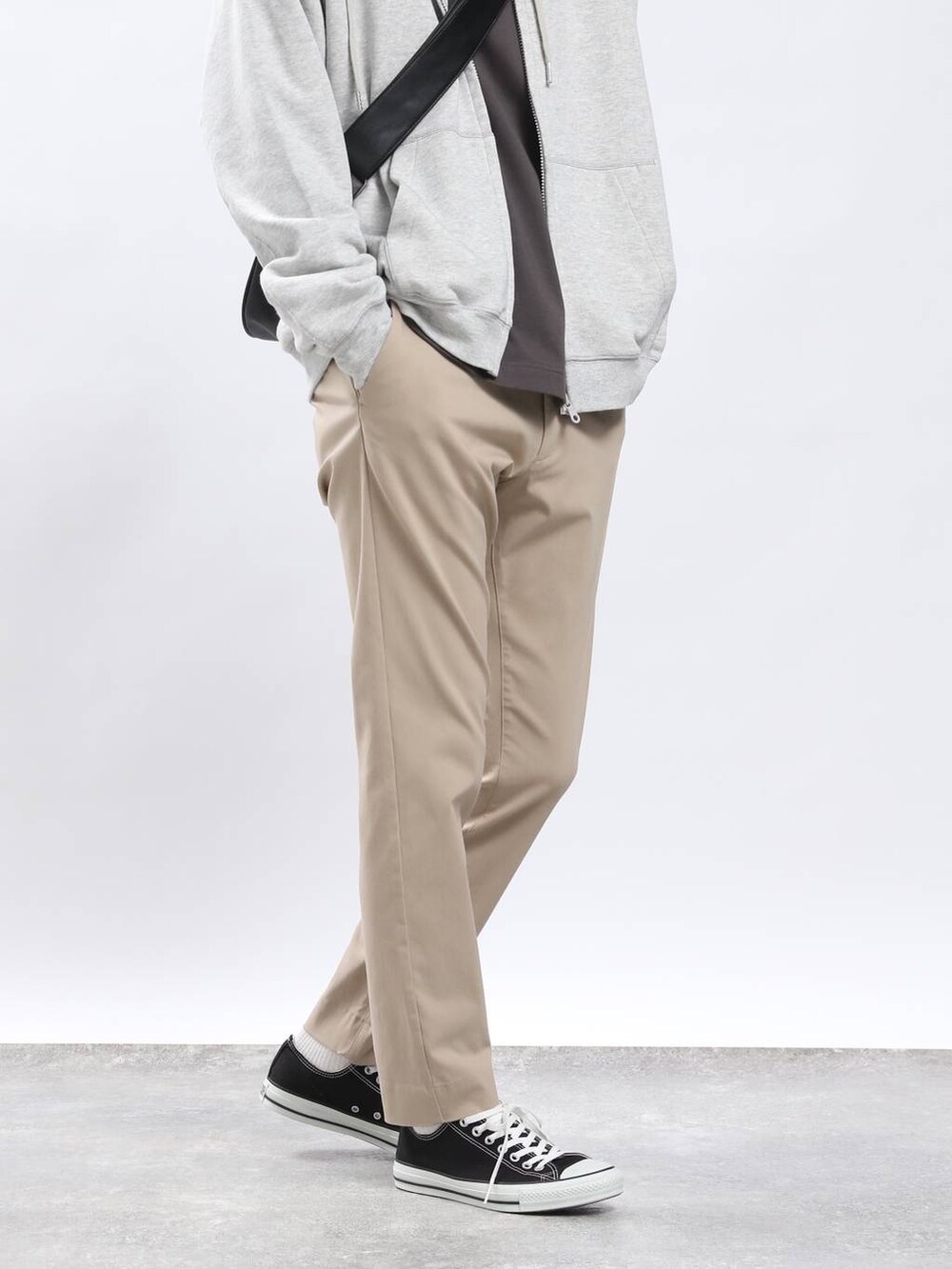 ベージュ系のその他パンツ、グレー系のTシャツ/カットソー、ブラック系のショルダーバッグを着用したメンズの春コーディネートの4枚目の写真