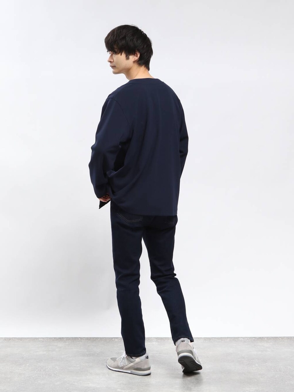 ブルー系のデニムパンツ、グレー系のTシャツ/カットソー、ブルー系のカーディガン/ボレロを着用したメンズの春コーディネートの3枚目の写真