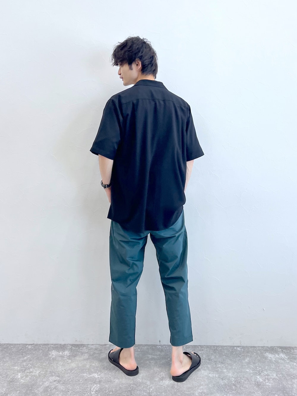 グリーン系のその他パンツ、ブラック系のサンダル、ブラック系のシャツ/ブラウスを着用したメンズの夏コーディネートの3枚目の写真