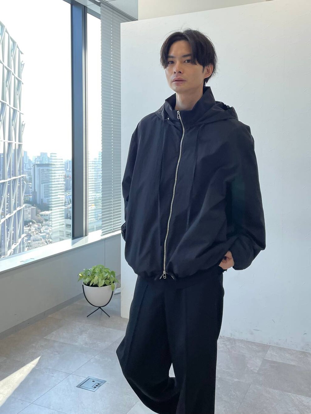 ブラック系のスラックス、ブラック系のブルゾンを着用したメンズの冬コーディネートの4枚目の写真