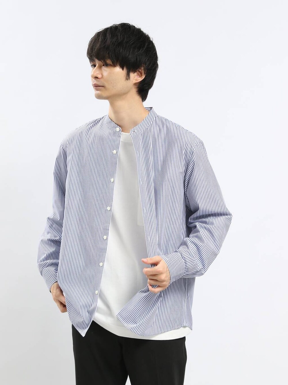 ブルー系のシャツ/ブラウス、ブルー系のその他パンツを着用したメンズの冬コーディネートの4枚目の写真