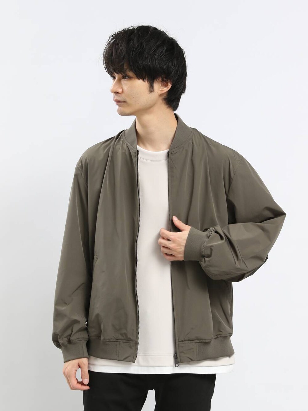 ブラック系のその他パンツ、グリーン系のMA-1、ホワイト系のTシャツ/カットソーを着用したメンズの冬コーディネートの3枚目の写真