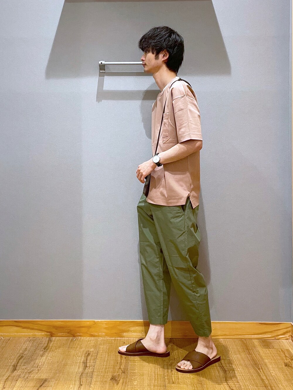 グリーン系のその他パンツ、ブラウン系のサンダル、グレー系のショルダーバッグを着用したメンズの夏コーディネートの2枚目の写真