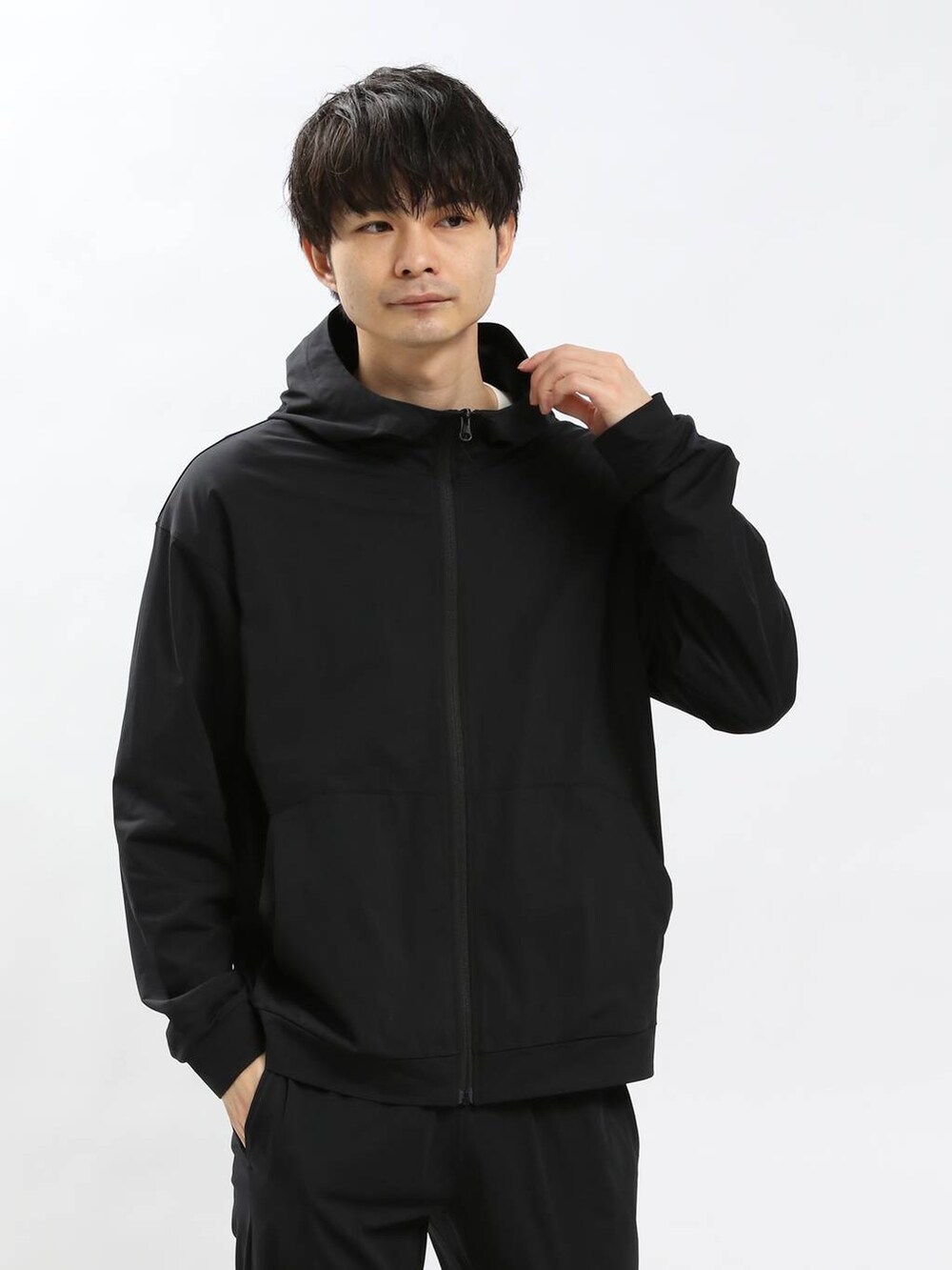 ブラック系のその他パンツ、ブラック系のパーカーを着用したメンズの春コーディネートの4枚目の写真