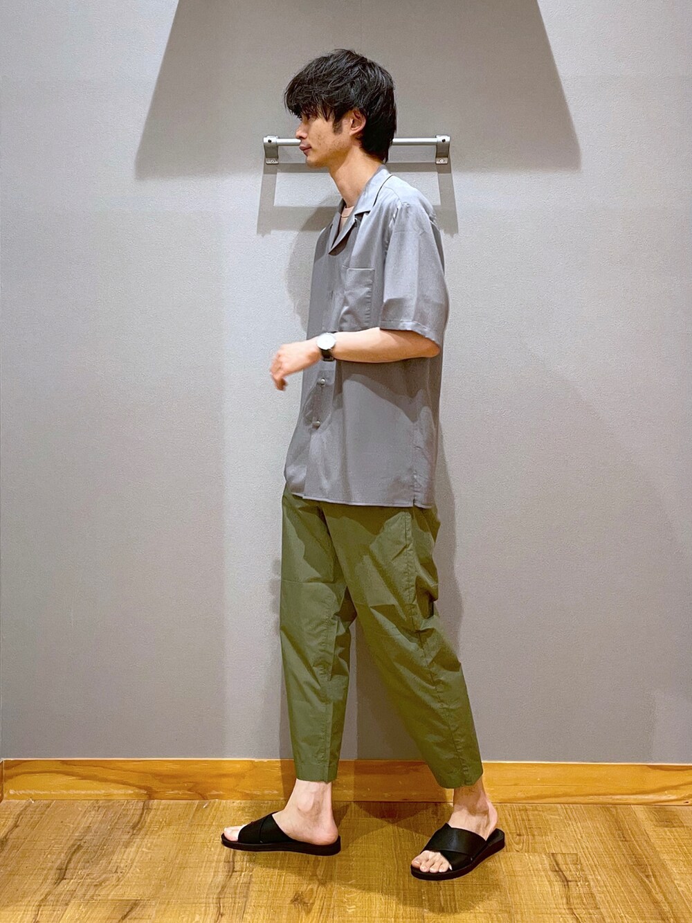 ブラック系のサンダル、グリーン系のその他パンツ、グレー系のシャツ/ブラウスを着用したメンズの春コーディネートの2枚目の写真