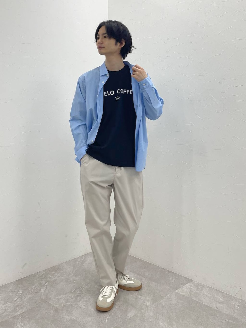 ベージュ系のスニーカー、ブルー系のシャツ/ブラウス、ホワイト系のその他パンツを着用したメンズの春コーディネートの4枚目の写真
