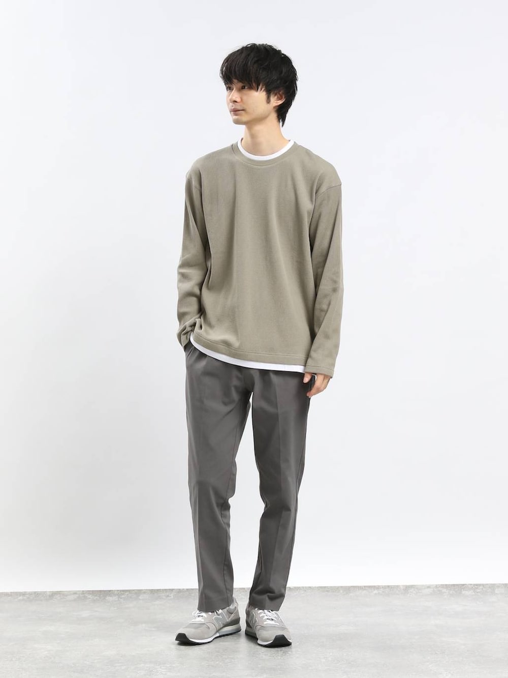 ブラック系のMA-1、グリーン系のTシャツ/カットソー、グレー系のその他パンツを着用したメンズの春コーディネートの4枚目の写真