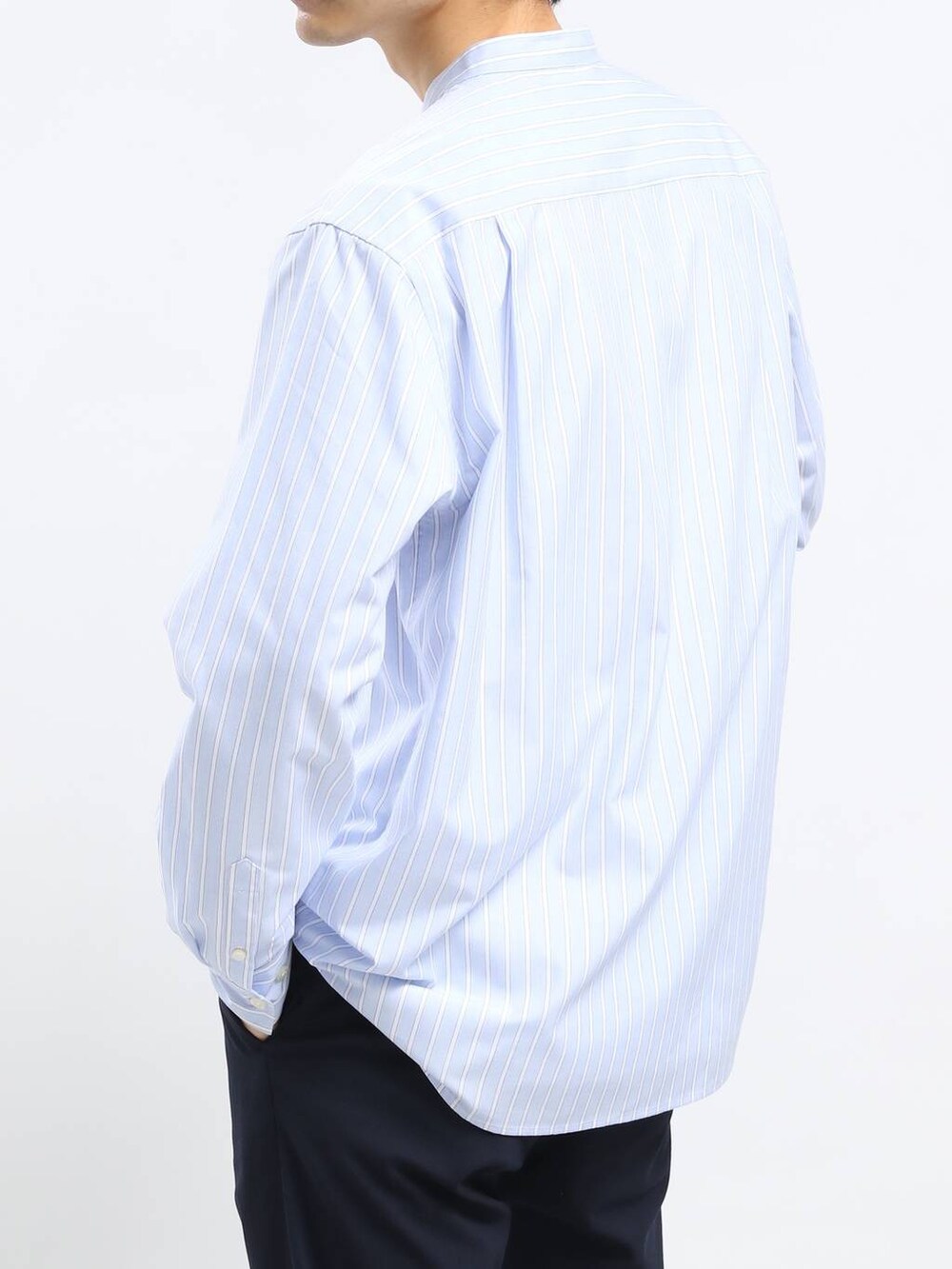 ブルー系のその他パンツ、ブルー系のステンカラーコート、ブルー系のシャツ/ブラウスを着用したメンズの冬コーディネートの7枚目の写真