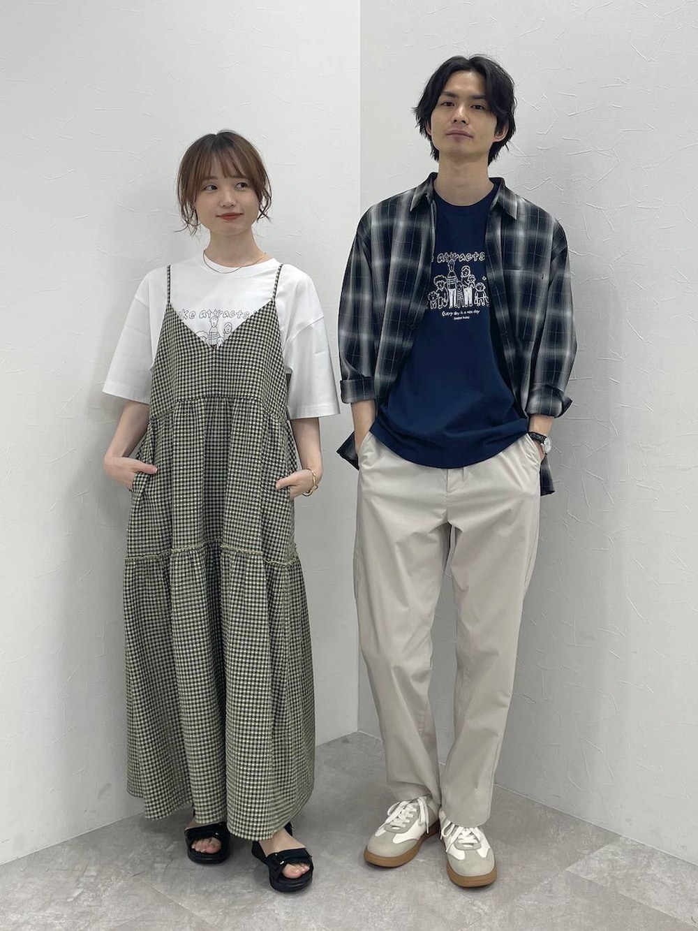 ベージュ系のスニーカー、ホワイト系のその他パンツ、ブルー系のTシャツ/カットソーを着用したメンズの春コーディネートの2枚目の写真
