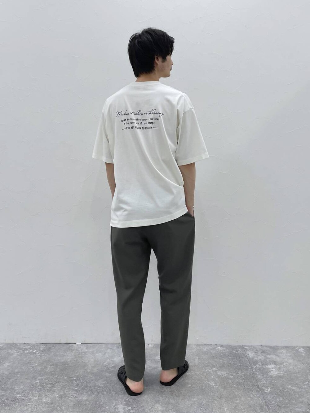 グレー系のその他パンツ、ホワイト系のTシャツ/カットソーを着用したメンズの夏コーディネートの2枚目の写真