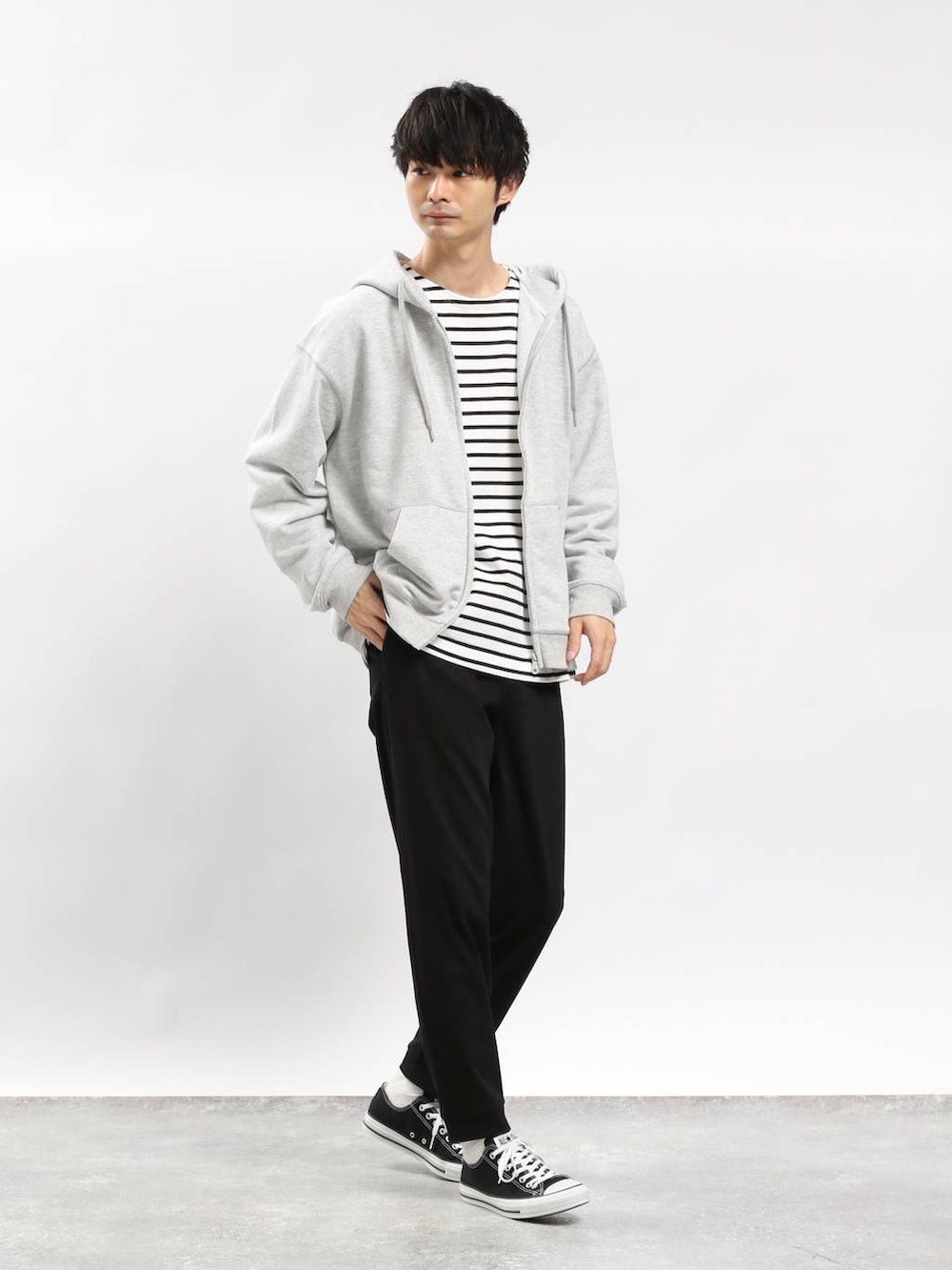 グレー系のショルダーバッグ、ブラック系のその他パンツ、グレー系のパーカーを着用したメンズの春コーディネートの2枚目の写真