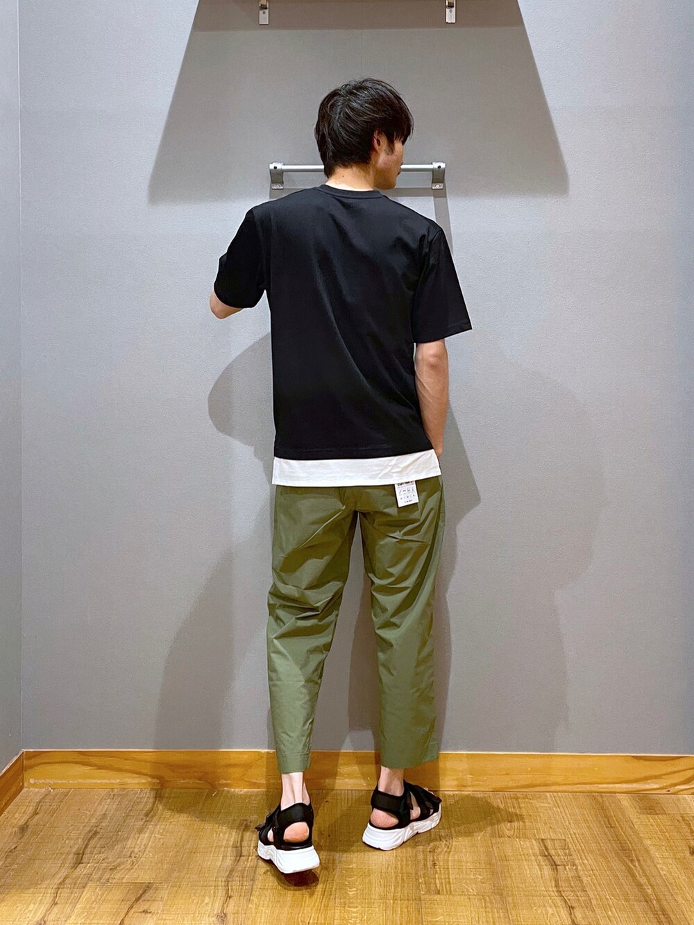 ブラック系のサンダル、グリーン系のその他パンツ、ブラック系のTシャツ/カットソーを着用したメンズの春コーディネートの3枚目の写真