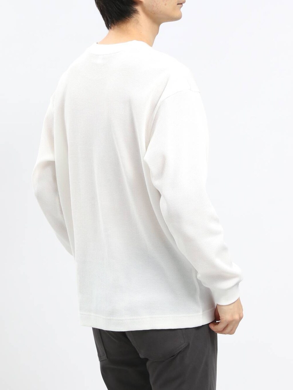 グレー系のその他パンツ、ブルー系のシャツ/ブラウス、ベージュ系のTシャツ/カットソーを着用したメンズの春コーディネートの6枚目の写真