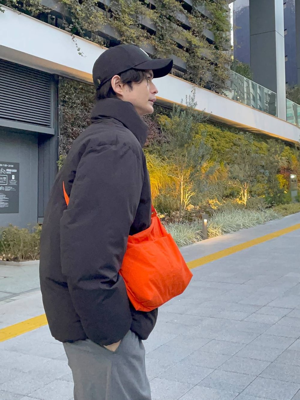 グレー系のその他パンツ、グレー系のスウェット、ブラック系のブルゾンを着用したメンズの冬コーディネートの7枚目の写真