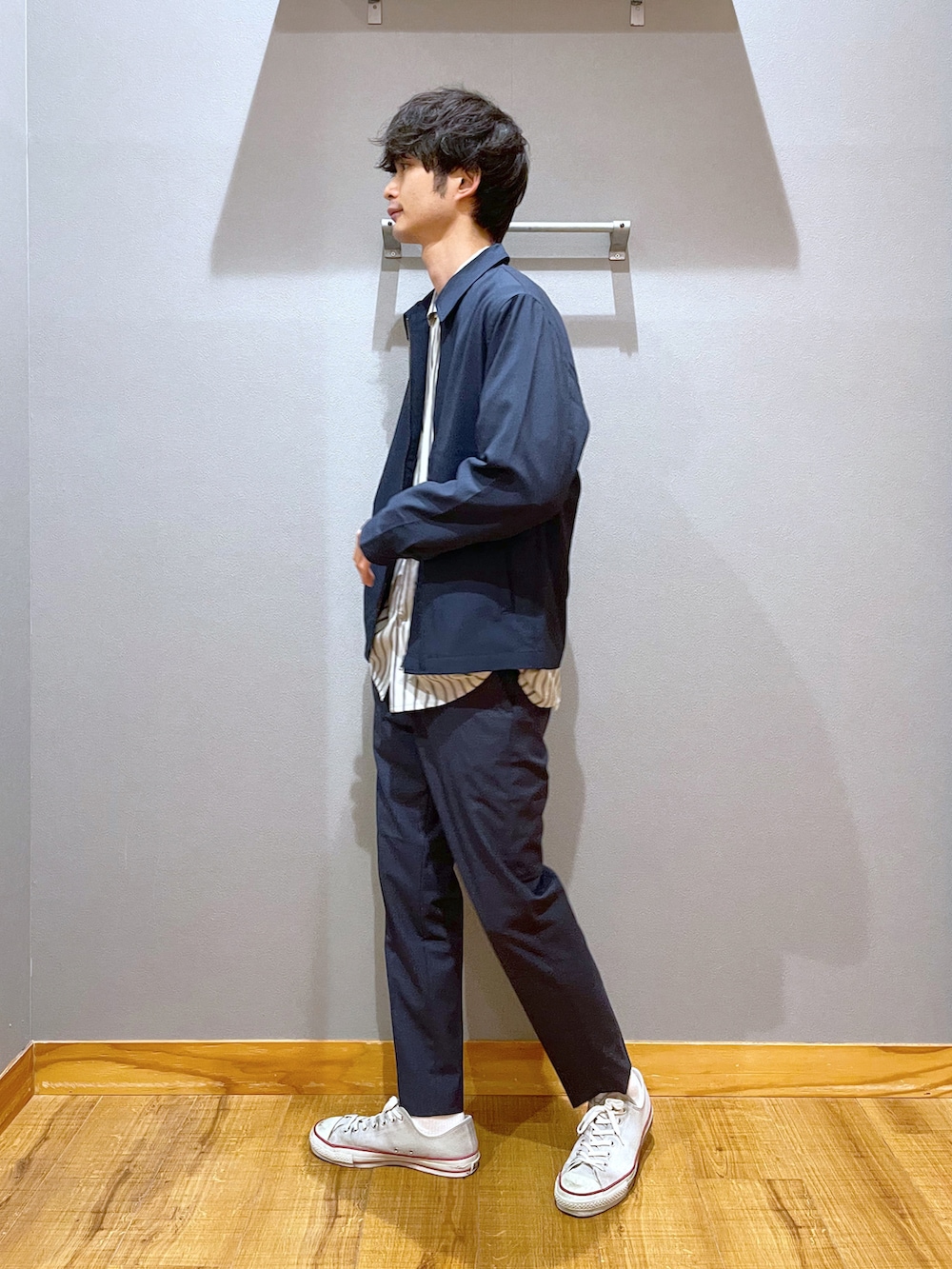 ブルー系のスラックス、ブルー系のブルゾン、グレー系のシャツ/ブラウスを着用したメンズの春コーディネートの2枚目の写真