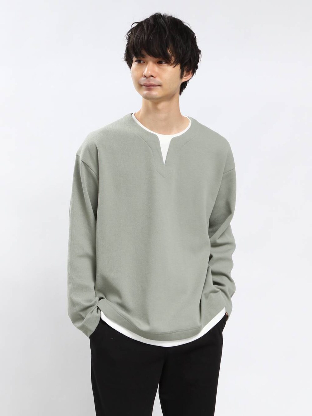 ブラック系のその他パンツ、グリーン系のTシャツ/カットソーを着用したメンズの春コーディネートの3枚目の写真