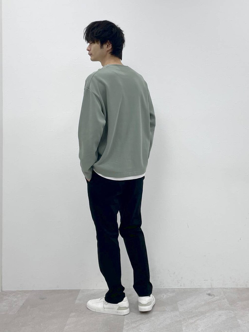 グリーン系のTシャツ/カットソー、ブラック系のその他パンツを着用したメンズの春コーディネートの2枚目の写真