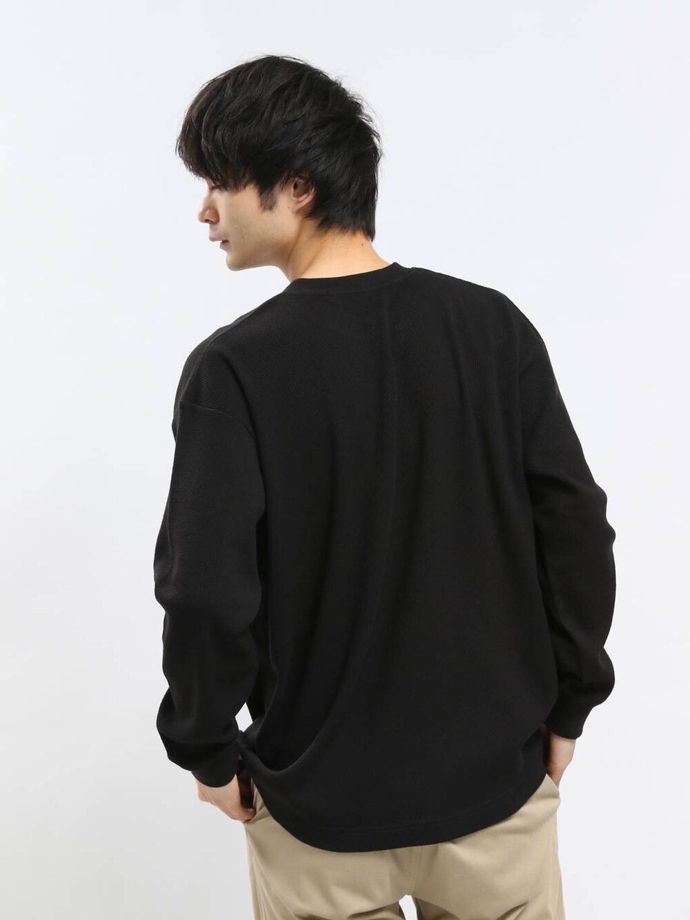 ブラック系のその他パンツ、グレー系のパーカー、ブラック系のTシャツ/カットソーを着用したメンズの春コーディネートの6枚目の写真
