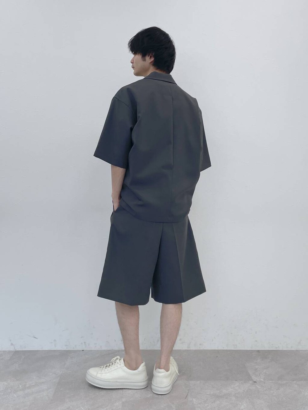 グレー系のその他アウター、グレー系のその他パンツを着用したメンズの冬コーディネートの3枚目の写真