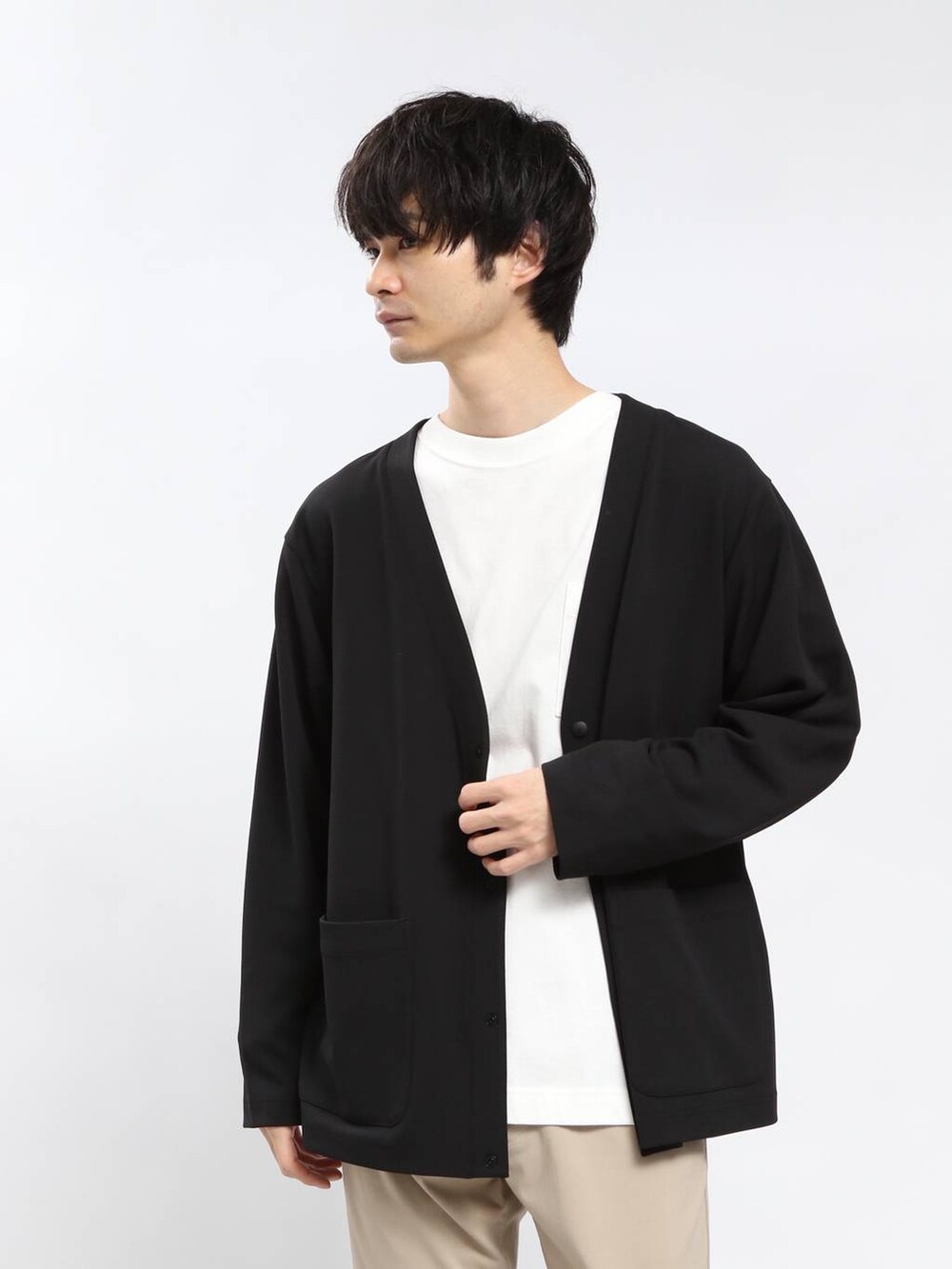 ベージュ系のその他パンツ、ブラック系のカーディガン/ボレロを着用したメンズの春コーディネートの2枚目の写真